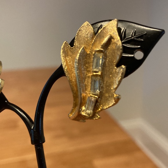 Vintage rhinestone earrings.  Leaf pattern with quality rhinestones.  Clip-on - Picture 4 of 4